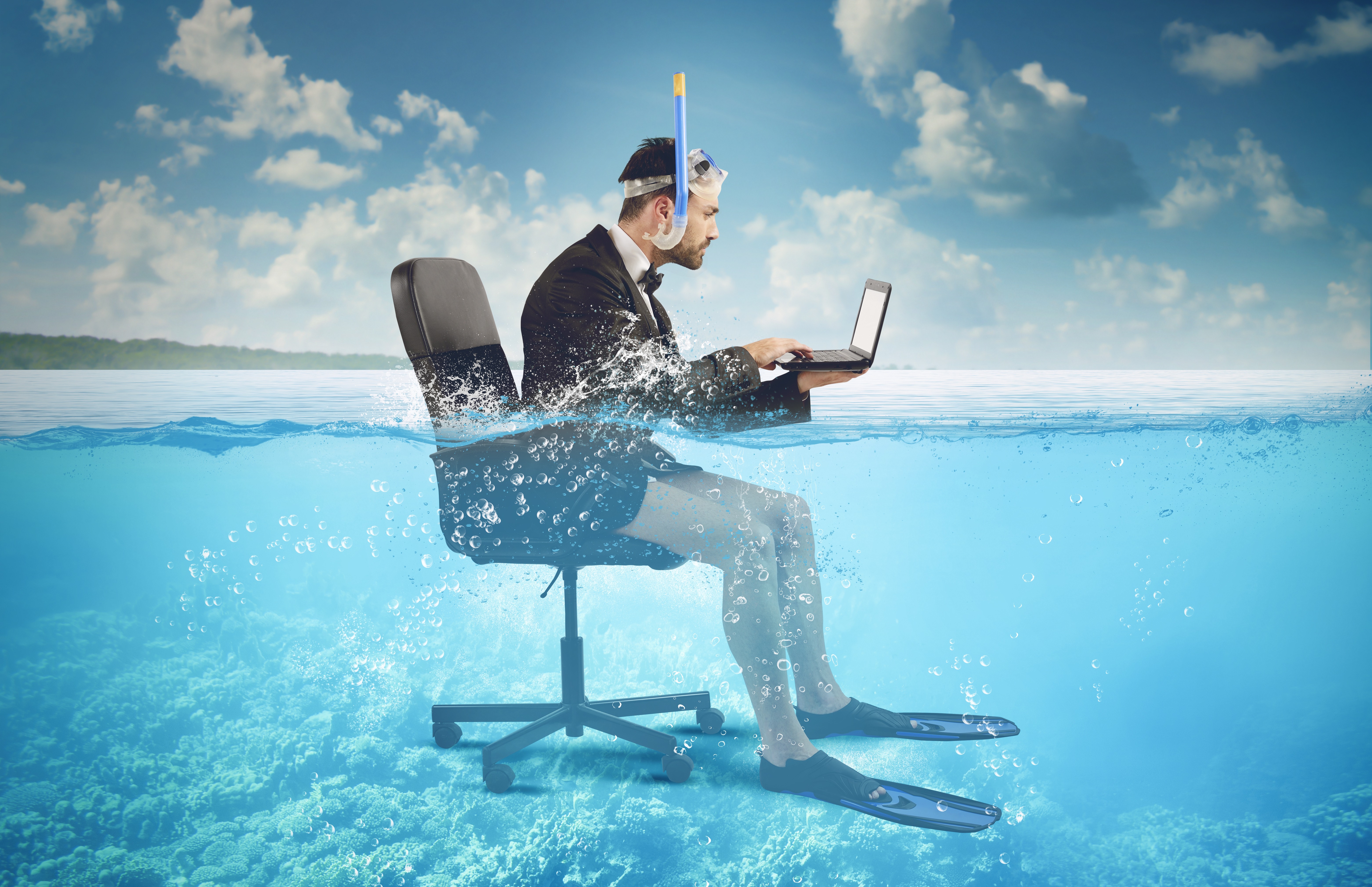 Интернет на время отпуска. Бизнесмен на море. Человек с ноутбуком на море. Люди на отдыхе. Человек с ноутбуком на пляже.